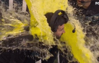 mksports体育稳了！老鹰第四节40-14酋长时，老鹰队主教练头上被浇佳得乐