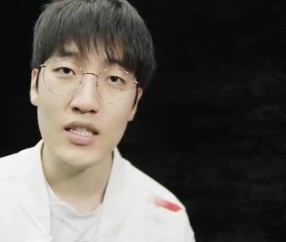 mk体育官方网站入口LPL赛事预热：Shanks经典红眼镜 AL同意你们来看决赛