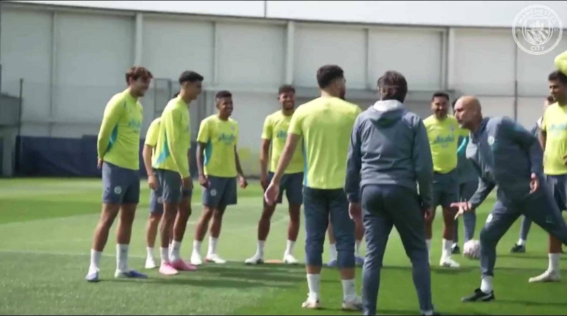 mksports体育紧张了🤣谢尔基发言：你们都是最棒的球员，瓜帅接话：还有教练