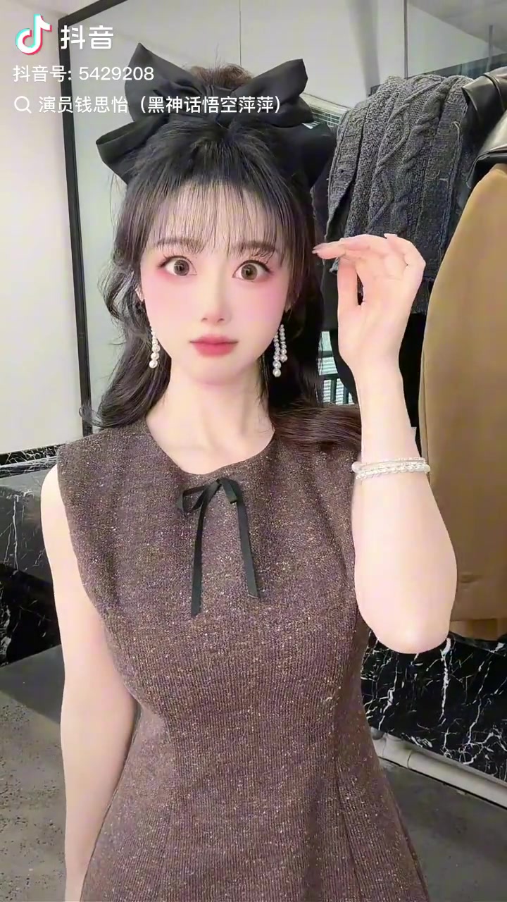 mksports体育《黑神话》女演员钱思怡发布视频：头顶蝴蝶结 可爱手势舞俘虏男玩家